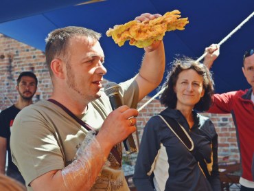 Na zdjęciu Filip Malinowski prezentuje żółtą hubę