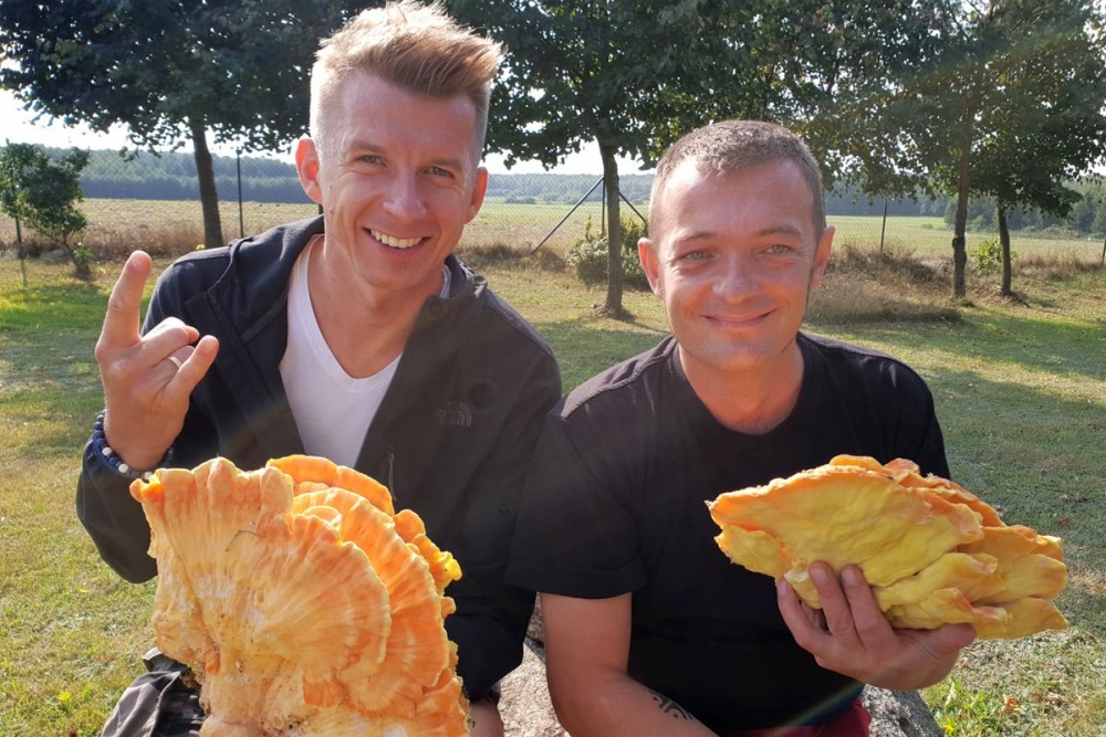 Na zdjęciu Karol Okrasa i Filip Malinowski prezentują żółtą hubę